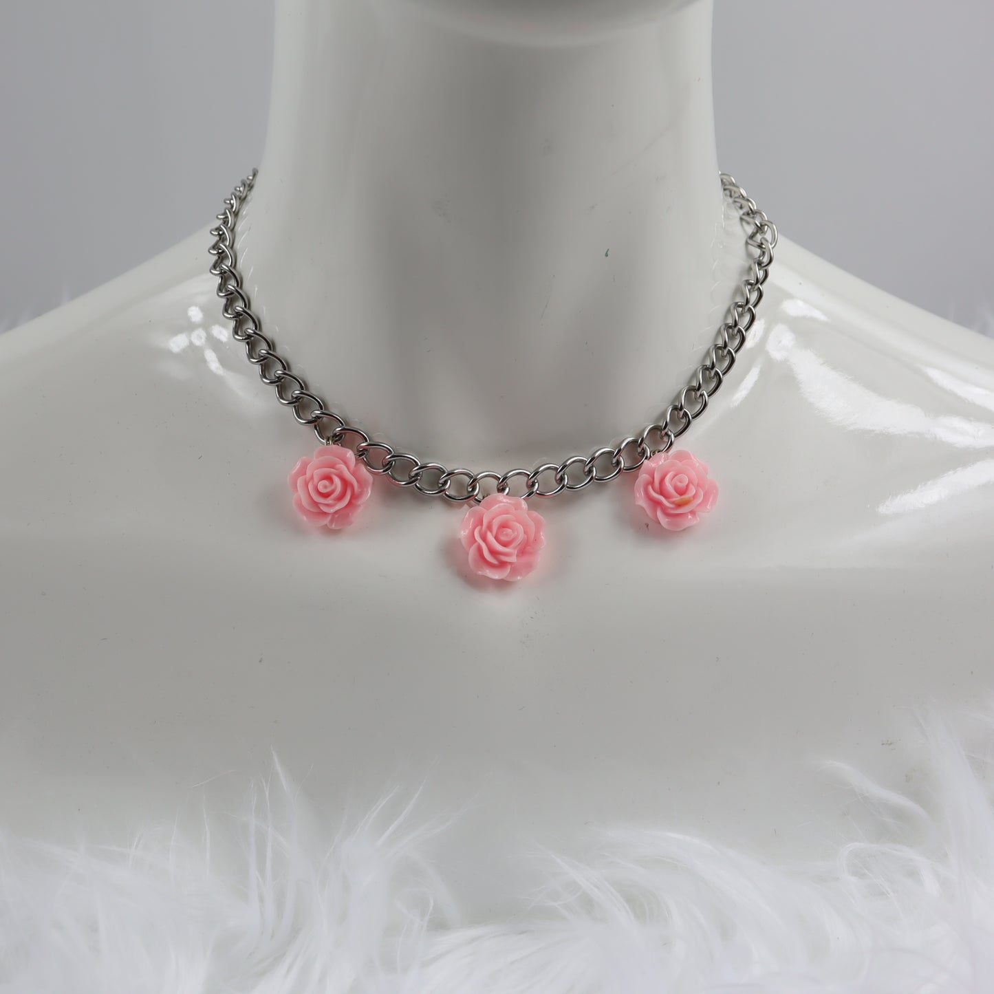 NECKLACE - 3 Pink Roses.
