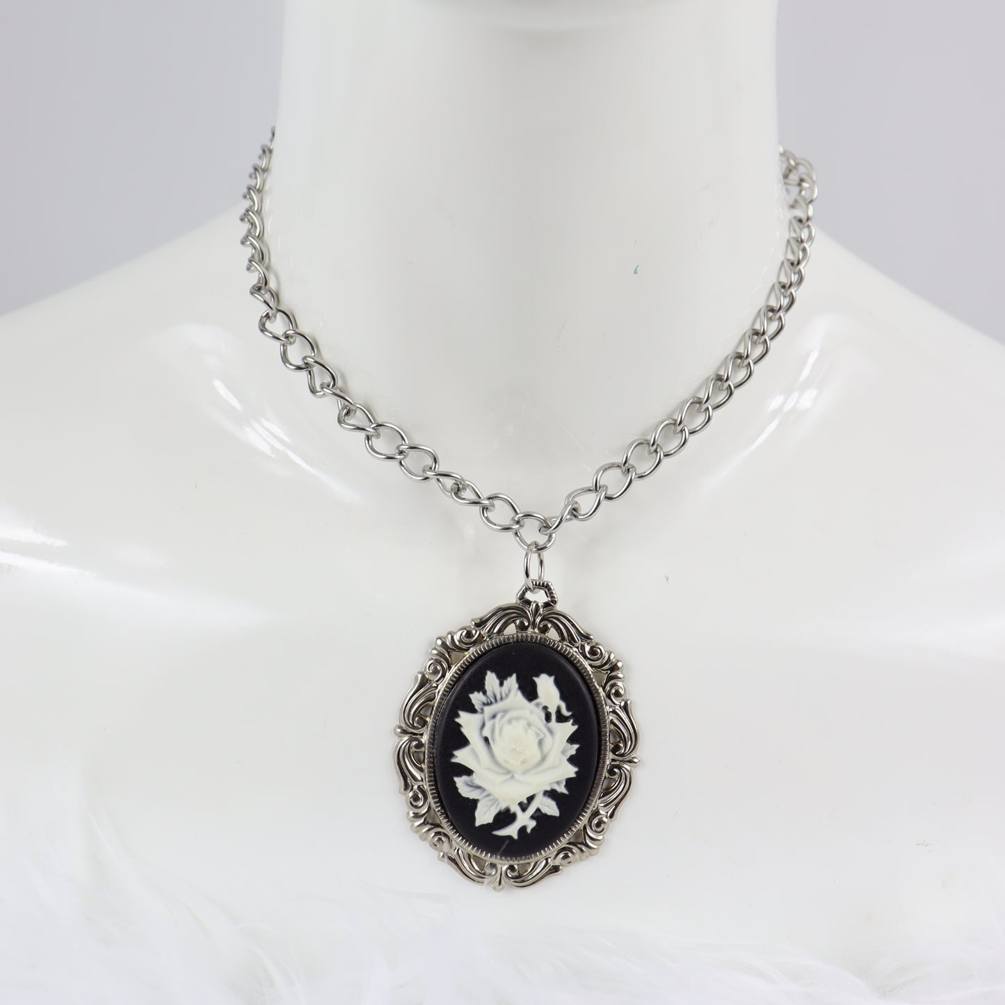 NECKLACE - ROSE CAMEO.