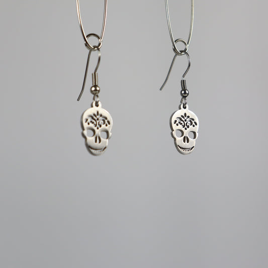 Outline earrings- Skull