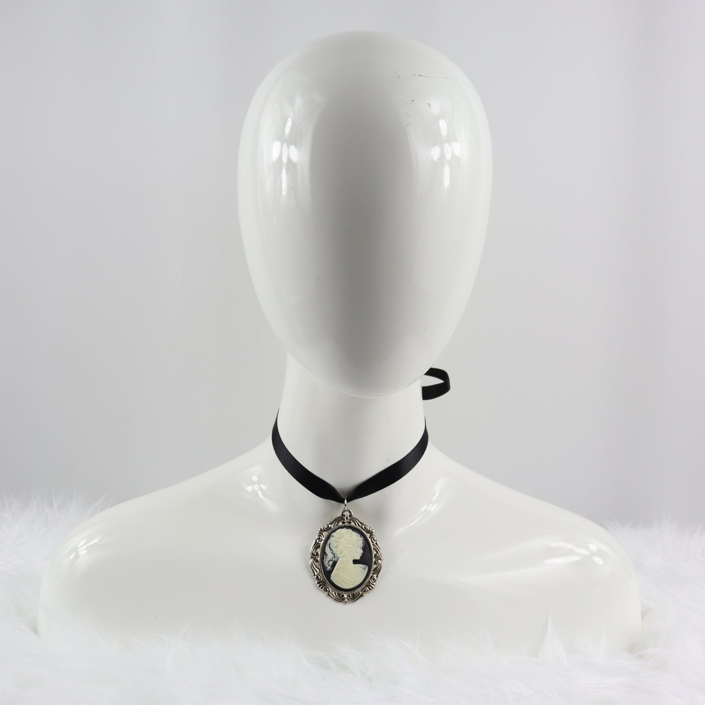 NECKLACE -    CAMEO IN FRAME