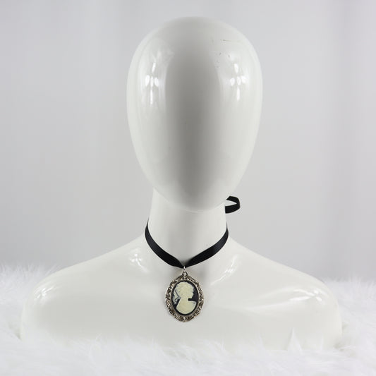 NECKLACE -    CAMEO IN FRAME