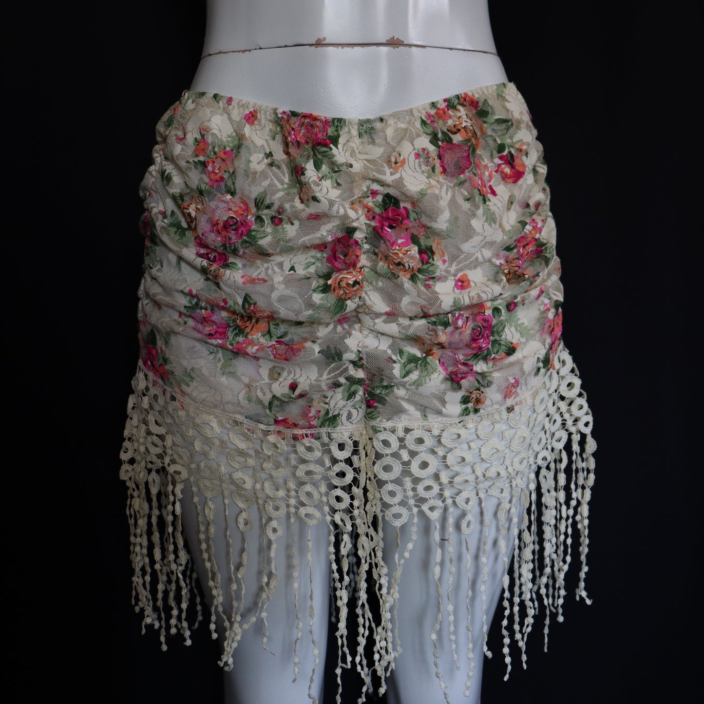 CREAMY ROSES LACE SKIRT